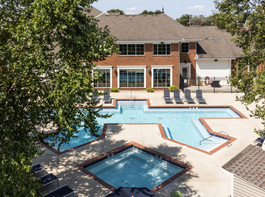 apartment swimming pool & hot tub